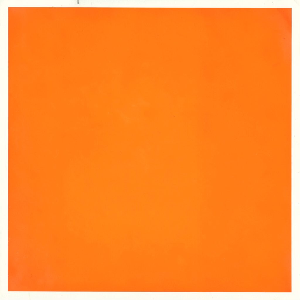 Pintura gouache de un aula con herramientas y piezas mecánicas dispuestas sobre un banco de taller, tonos cálidos