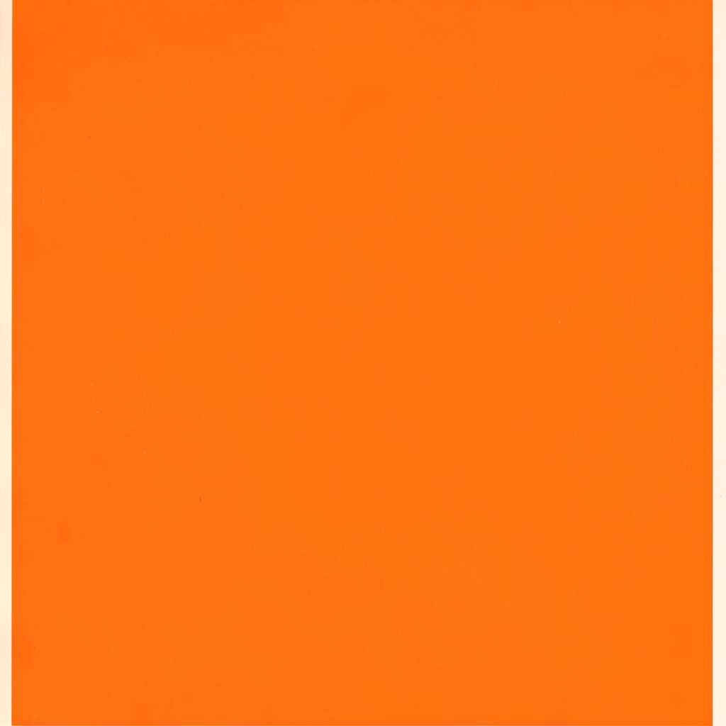 Ilustración gouache de libros y materiales escolares apilados, paleta granate dorado y crema